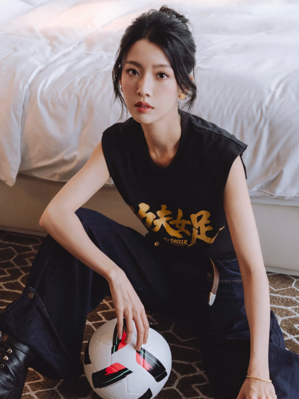 功夫女足｜蔡思貝挑戰盲人骨妹「孖八」獲周星馳公開高度認可：最像李小龍的女演員！