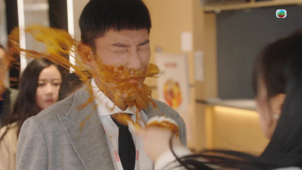 夫妻的博弈花絮｜郭柏妍「淋咖喱」幕後片曝超強反差萌！不敢冒犯前輩獲高海寧暖心鼓勵
