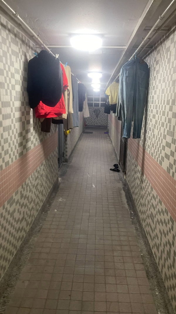 慈乐邨公屋走廊惊现晒衣阵!4户默契齐摆阵引热议:团结就是力量?违规扣3分