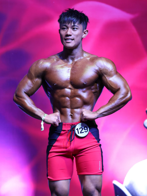 29歲爆肌男藝人首戰健美比賽即奪冠!獲李綺雯教練老公特訓一年半脫胎換骨