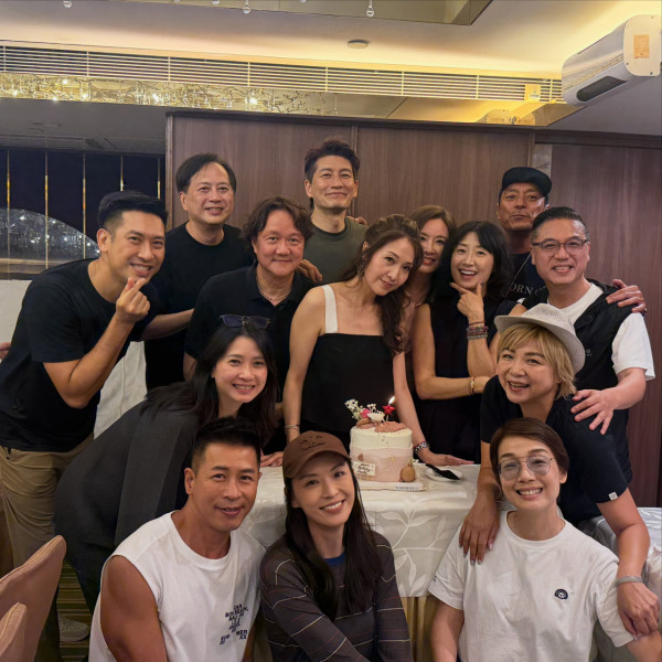 凍齡人妻息影移英後激罕返港露面！亞視世紀聚會同框49歲狀態不輸陳煒