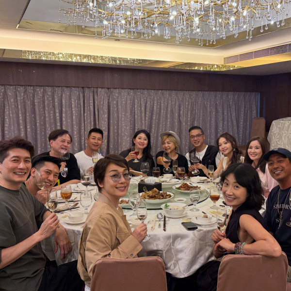 凍齡人妻息影移英後激罕返港露面！亞視世紀聚會同框49歲狀態不輸陳煒