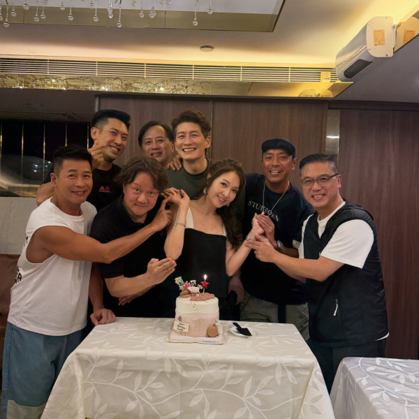 凍齡人妻息影移英後激罕返港露面！亞視世紀聚會同框49歲狀態不輸陳煒