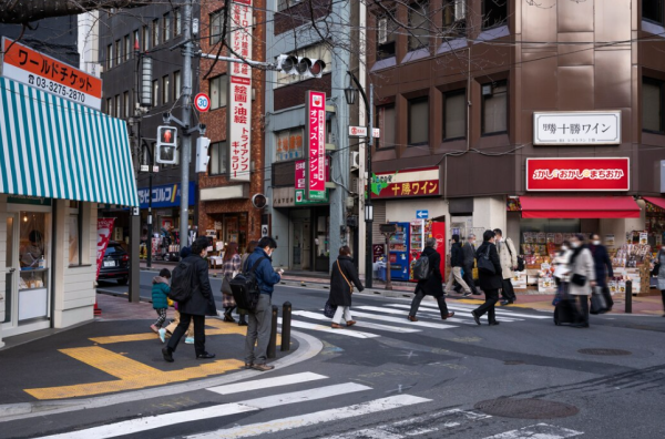 遊日注意|新宿街頭驚現「踢箱族」!日男無故狠踹旅客行李 當地排外風氣升溫?