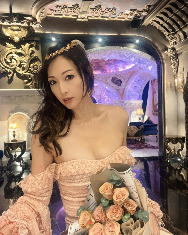 凍齡人妻息影移英後激罕返港露面！亞視世紀聚會同框49歲狀態不輸陳煒