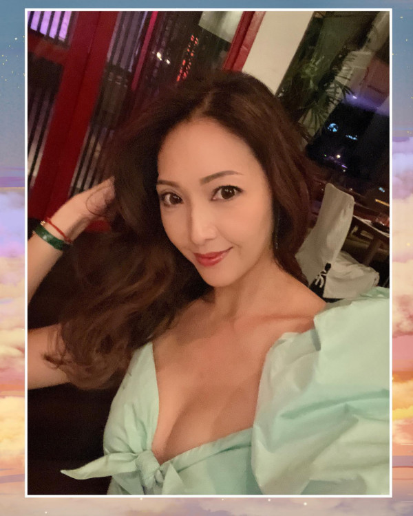 凍齡人妻息影移英後激罕返港露面！亞視世紀聚會同框49歲狀態不輸陳煒