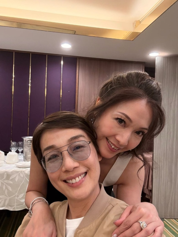 凍齡人妻息影移英後激罕返港露面！亞視世紀聚會同框49歲狀態不輸陳煒