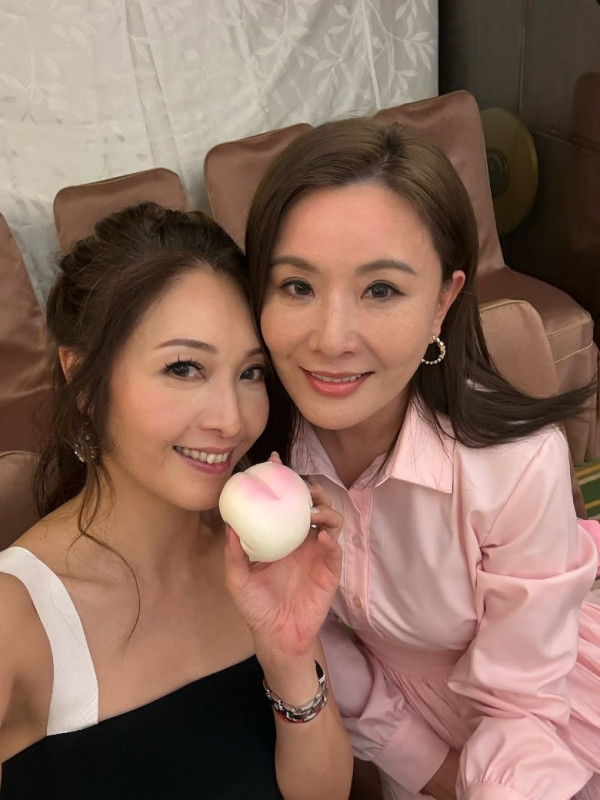 凍齡人妻息影移英後激罕返港露面！亞視世紀聚會同框49歲狀態不輸陳煒