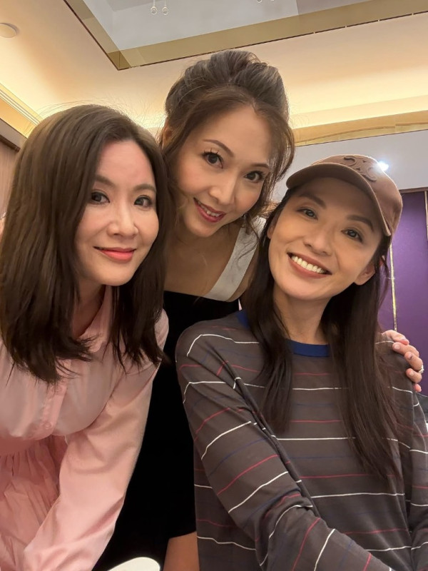 凍齡人妻息影移英後激罕返港露面！亞視世紀聚會同框49歲狀態不輸陳煒