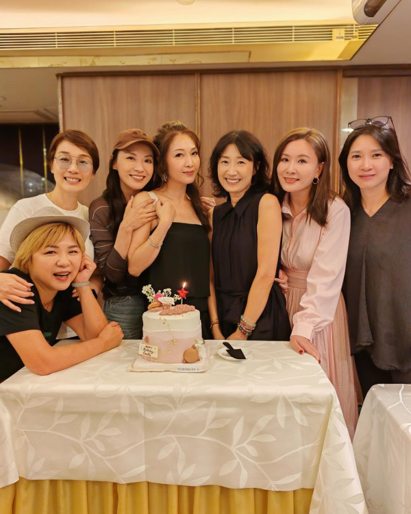 凍齡人妻息影移英後激罕返港露面！亞視世紀聚會同框49歲狀態不輸陳煒