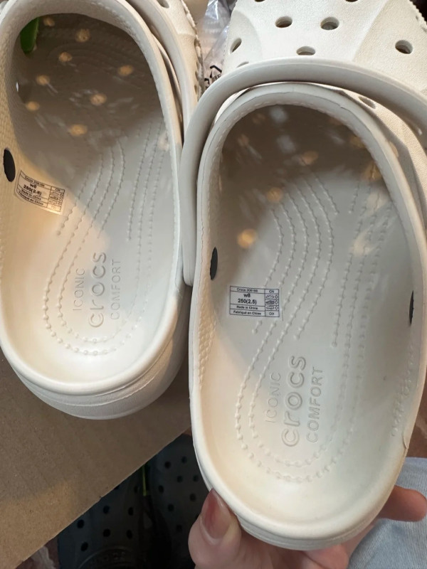 网购Crocs惊现假货中招！专柜认证5招秒分真伪：这种劣质材质一踩即裂