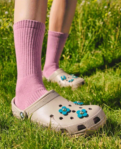 网购Crocs惊现假货中招!专柜认证5招秒分真伪:这种劣质材质一踩即裂