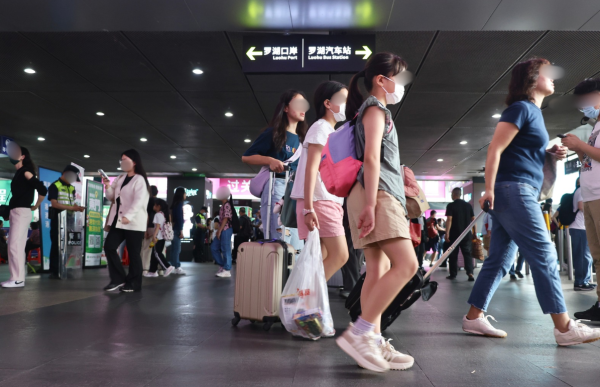 内地游客席地而坐成港铁商铺新常态！“敬请勿坐”告示牌沦为废纸 网友怒喷：完全挡路劝也不走