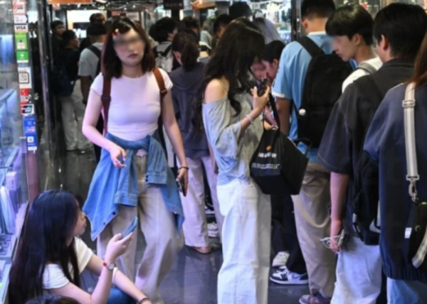 内地游客席地而坐成港铁商铺新常态！“敬请勿坐”告示牌沦为废纸 网友怒喷：完全挡路劝也不走