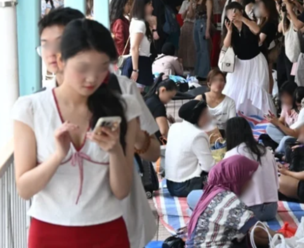 内地游客席地而坐成港铁商铺新常态！“敬请勿坐”告示牌沦为废纸 网友怒喷：完全挡路劝也不走