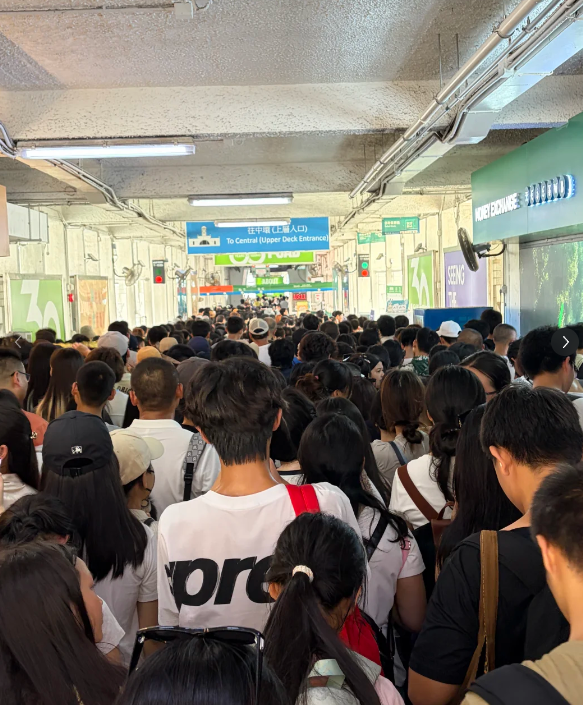 香港录得39.8度高温变蒸笼!旅客排天星码头苦等1小时险“缺氧” 网友教1招避人潮