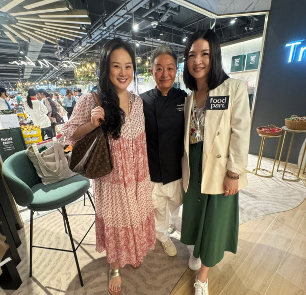 佘诗曼同届港姐息影18年罕有露面!52岁女强人超强冻龄甜美气质依旧