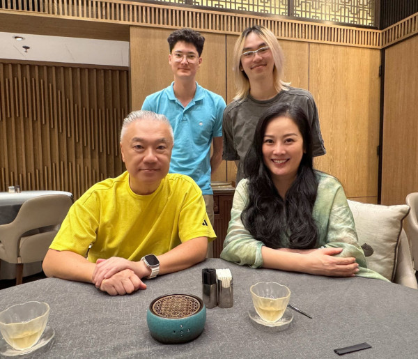 佘诗曼同届港姐息影18年罕有露面!52岁女强人超强冻龄甜美气质依旧