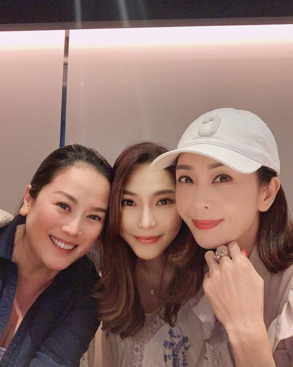 佘诗曼同届港姐息影18年罕有露面!52岁女强人超强冻龄甜美气质依旧