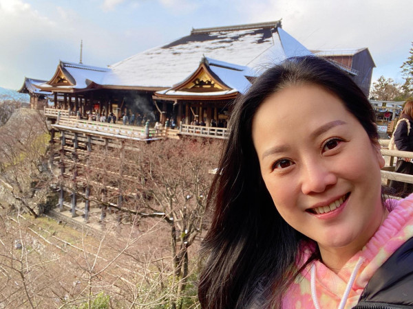佘诗曼同届港姐息影18年罕有露面!52岁女强人超强冻龄甜美气质依旧