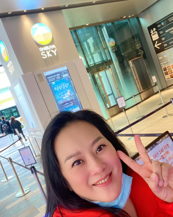 佘诗曼同届港姐息影18年罕有露面!52岁女强人超强冻龄甜美气质依旧