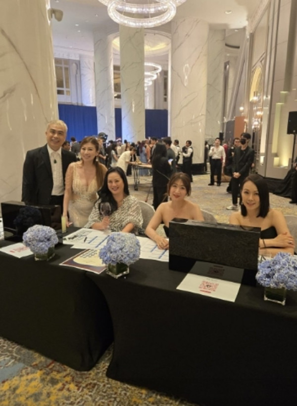 佘诗曼同届港姐息影18年罕有露面！52岁女强人超强冻龄甜美气质依旧