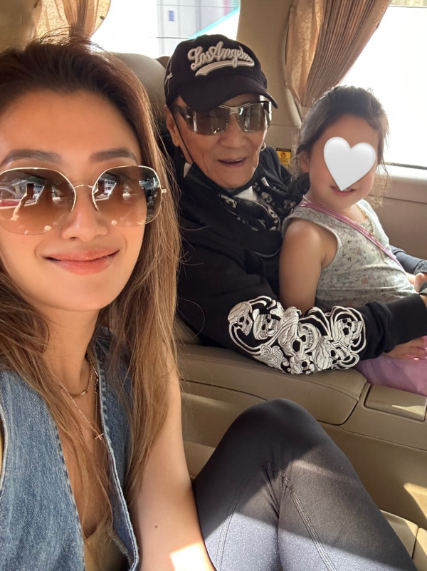 谢婷婷发文深痛悼念亡父谢贤冥诞！罕贴三代同堂合照吐心声：真的真的很想你