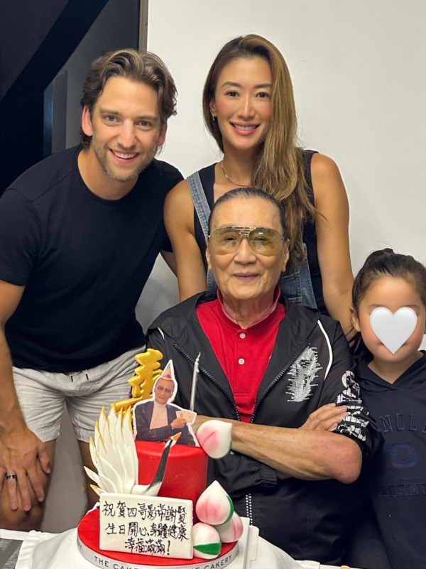 谢婷婷发文深痛悼念亡父谢贤冥诞！罕贴三代同堂合照吐心声：真的真的很想你