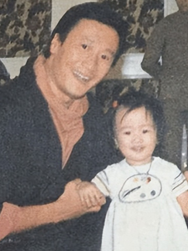 谢婷婷发文深痛悼念亡父谢贤冥诞！罕贴三代同堂合照吐心声：真的真的很想你