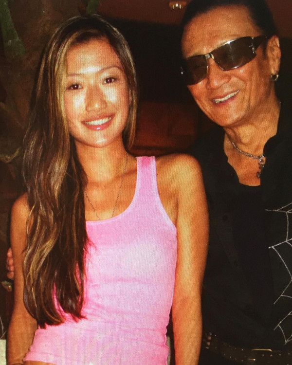 谢婷婷发文深痛悼念亡父谢贤冥诞！罕贴三代同堂合照吐心声：真的真的很想你