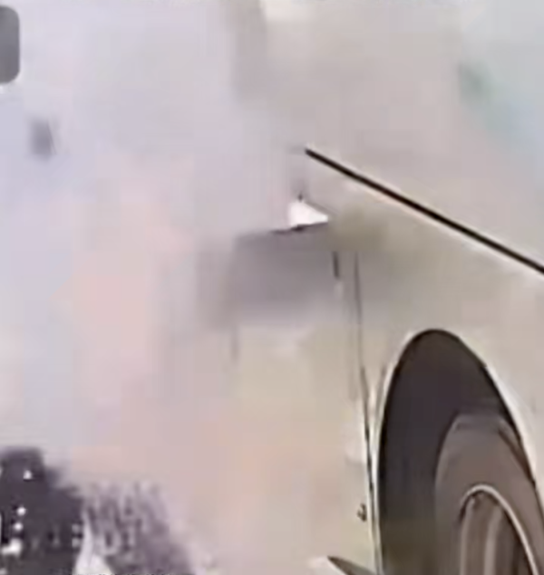 【影片瘋傳】電動車充電引發恐怖爆炸！男子雙手被炸傷全因做錯 1 個動作