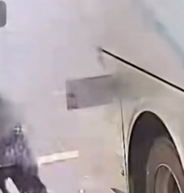【影片瘋傳】電動車充電引發恐怖爆炸！男子雙手被炸傷全因做錯 1 個動作