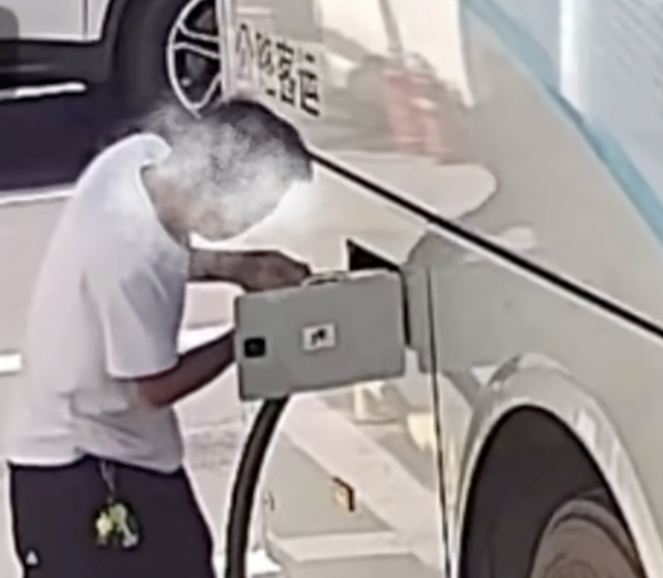 【影片瘋傳】電動車充電引發恐怖爆炸！男子雙手被炸傷全因做錯 1 個動作