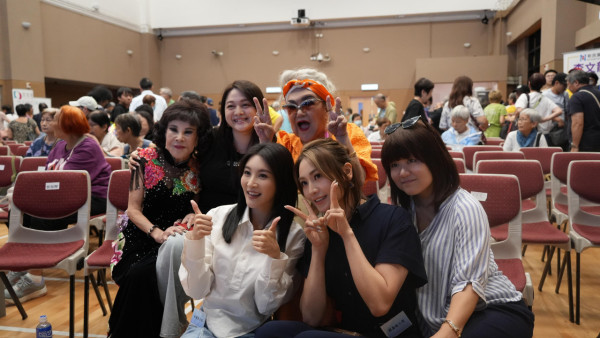 林夏薇與灣仔老友記同樂展善心！大開金口獻唱表演魔術！借親身經歷提醒關注眼睛健康