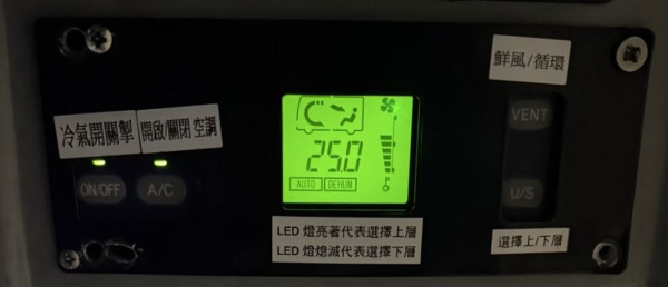 内地游客席地而坐成港铁商铺新常态！“敬请勿坐”告示牌沦为废纸 网友怒喷：完全挡路劝也不走