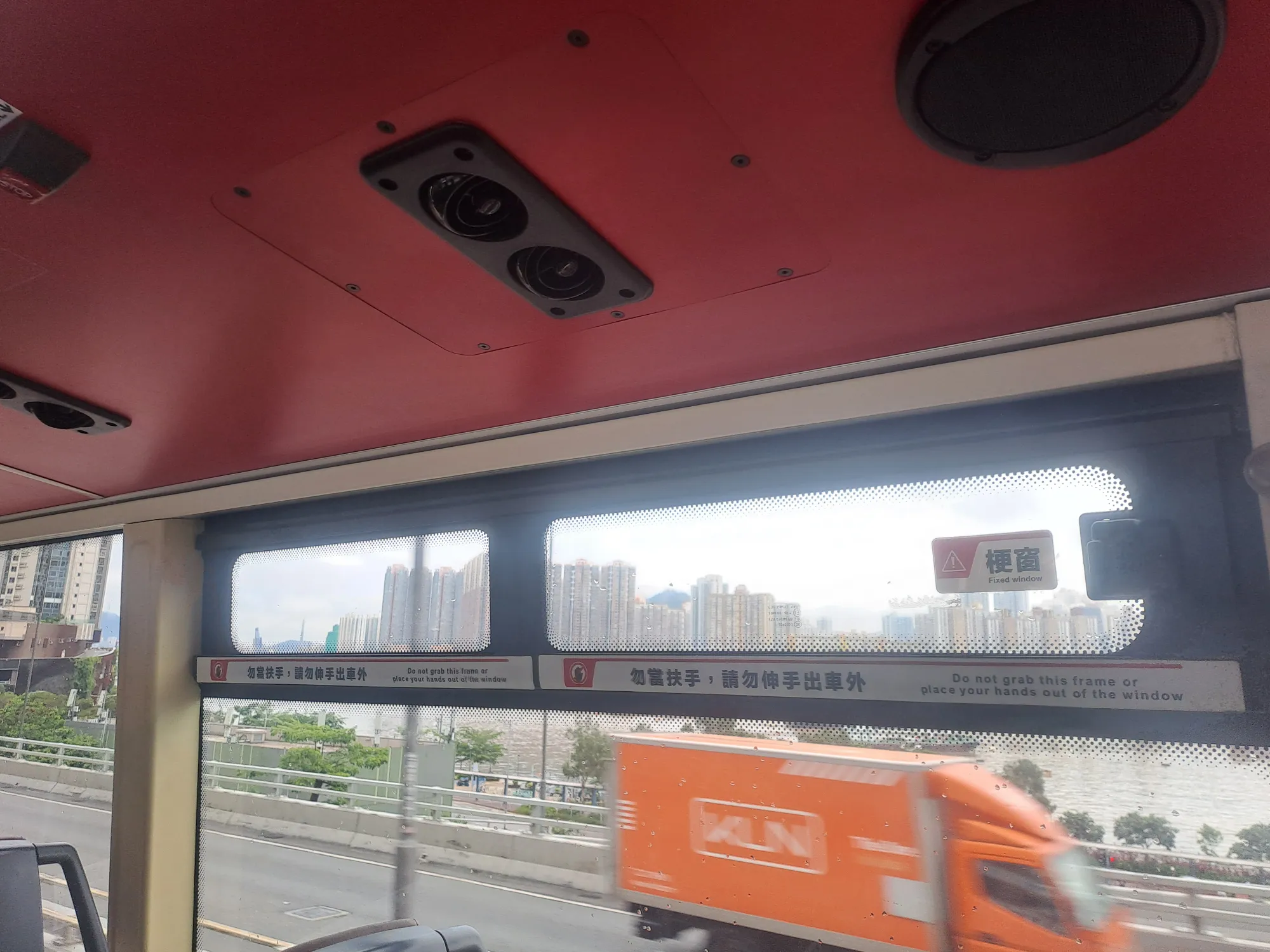 内地游客席地而坐成港铁商铺新常态！“敬请勿坐”告示牌沦为废纸 网友怒喷：完全挡路劝也不走