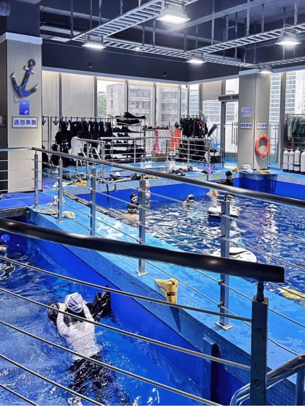 深圳首家潛水溫泉水療館鄰近深圳灣口岸！一票暢玩24小時、暢玩PS5/9D影院、榴槤椰青任食 