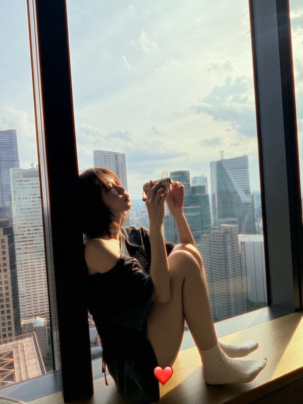 林明祯性感下衣失踪疑走光遮臀部!落地玻璃晒邪恶视角一览无遗犯规晒