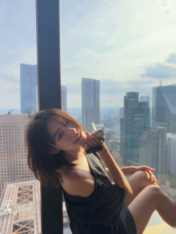 林明祯性感下衣失踪疑走光遮臀部!落地玻璃晒邪恶视角一览无遗犯规晒
