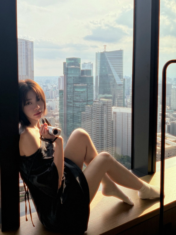 林明祯性感下衣失踪疑走光遮臀部！落地玻璃晒邪恶视角一览无遗犯规晒
