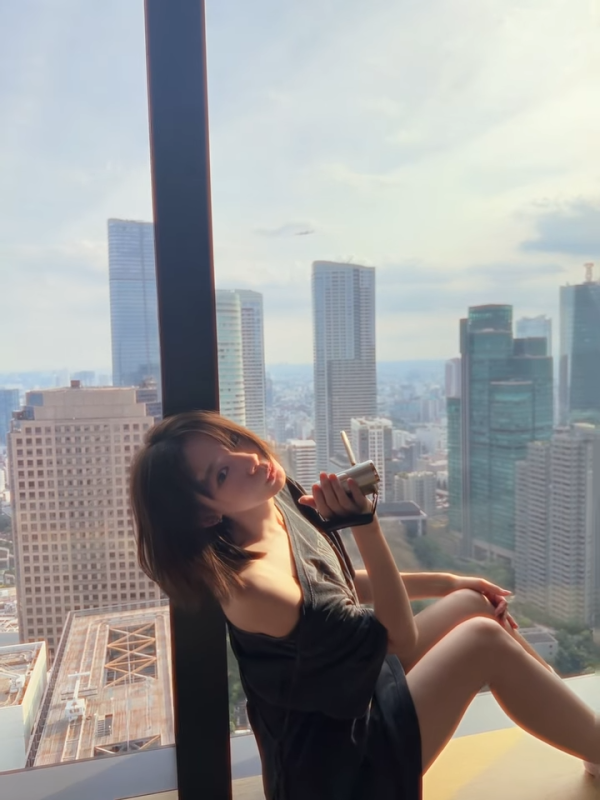 林明祯性感下衣失踪疑走光遮臀部！落地玻璃晒邪恶视角一览无遗犯规晒
