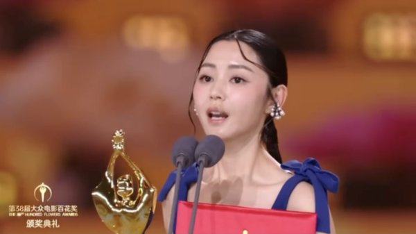 百花奖2026|卫诗雅凭《破·地狱》勇夺百花影后!带伤出席台上哽咽:我会继续努力
