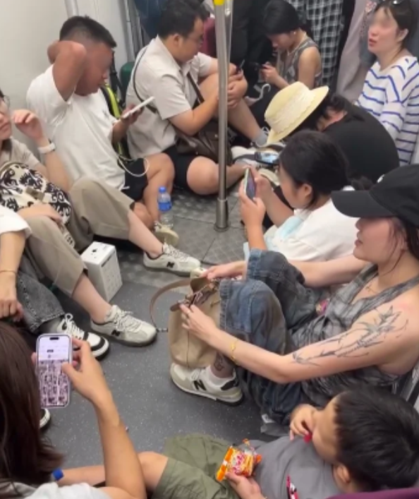 内地游客席地而坐成港铁商铺新常态！“敬请勿坐”告示牌沦为废纸 网友怒喷：完全挡路劝也不走