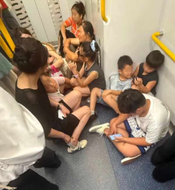 内地游客席地而坐成港铁商铺新常态！“敬请勿坐”告示牌沦为废纸 网友怒喷：完全挡路劝也不走