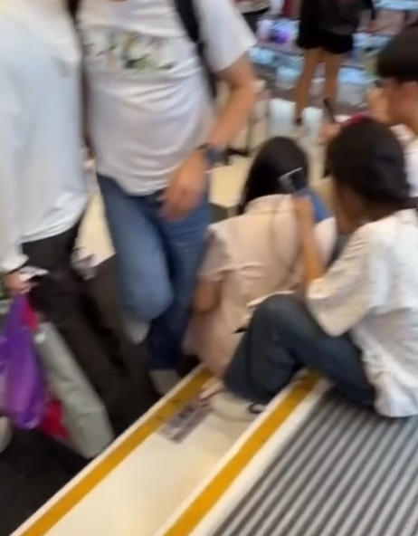 内地游客席地而坐成港铁商铺新常态！“敬请勿坐”告示牌沦为废纸 网友怒喷：完全挡路劝也不走