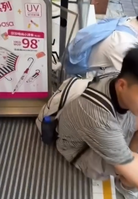 内地游客席地而坐成港铁商铺新常态！“敬请勿坐”告示牌沦为废纸 网友怒喷：完全挡路劝也不走
