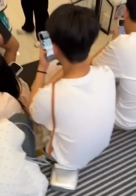 内地游客席地而坐成港铁商铺新常态！“敬请勿坐”告示牌沦为废纸 网友怒喷：完全挡路劝也不走