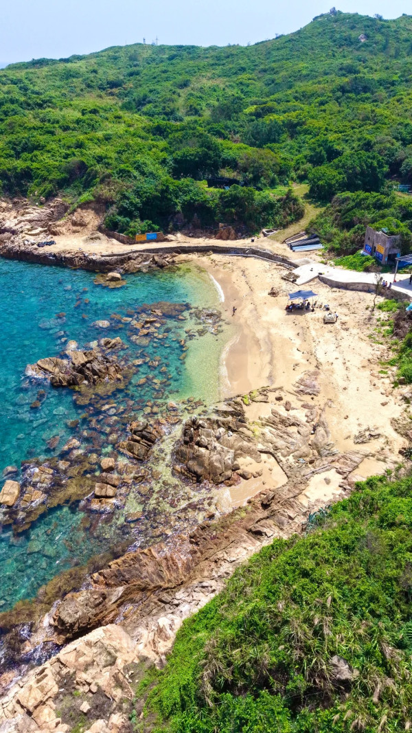 三門島(圖片來源:小紅書@Zoe-2oe) 深圳近郊7大隱世海島秘境附交通地址!絕美玻璃海、夢幻風車陣、海邊度假酒店