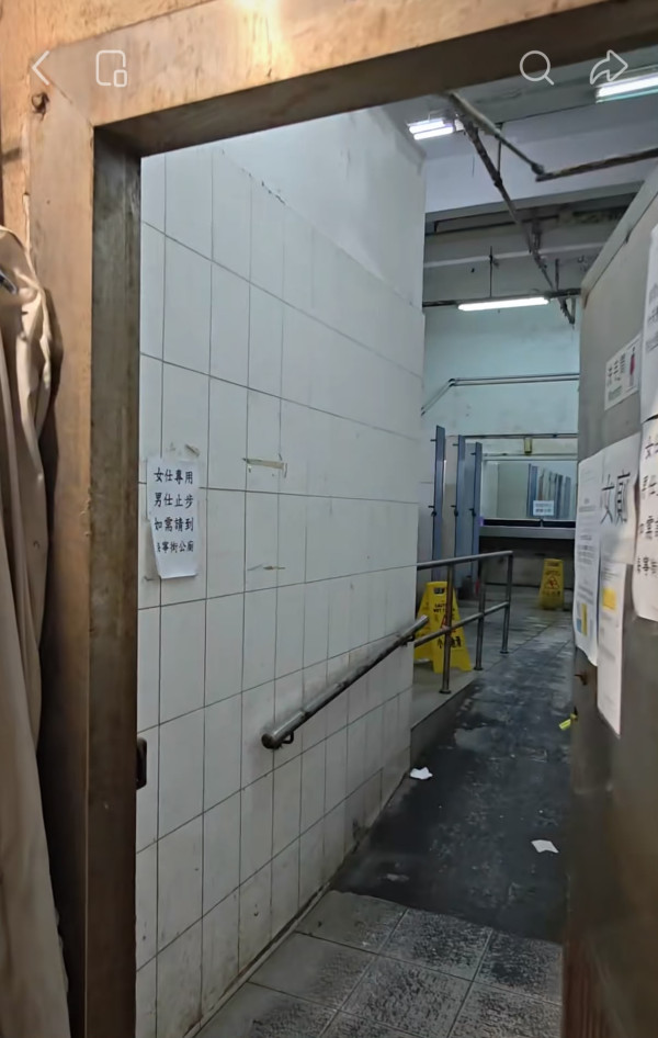 香港最恐怖公厕！网友直击老旧厕所像“鬼片现场”：宁买尿不湿不敢进！揭3大怪象