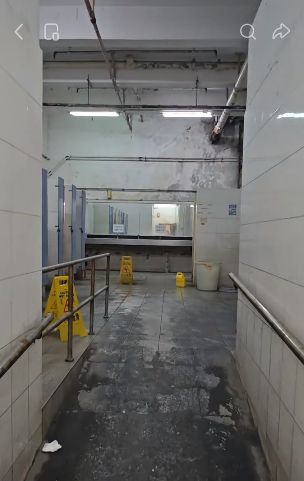 香港最恐怖公厕！网友直击老旧厕所像“鬼片现场”：宁买尿不湿不敢进！揭3大怪象